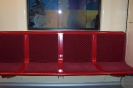 A metrószerelvény piros színű ülései