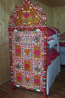 Kézzel festett kalotaszegi ágyak