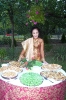 Az indonéz hölgy édességgel kínálja a vendégeket